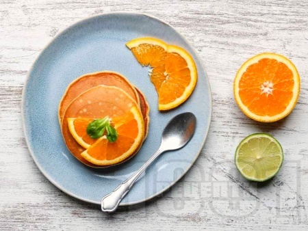Протеинови портокалови палачинки с кисело мляко, брашно от лимец и ванилия - снимка на рецептата